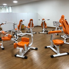 東京都フィットネスクラブ様へ油圧マシンGHシリーズ、ストレッチマシンEシリーズを納品しました!!