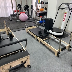 東京都パーソナルトレーニングスタジオ様へスプリットリフォーマー、振動マシン ヴィフイット他を納品しました!!